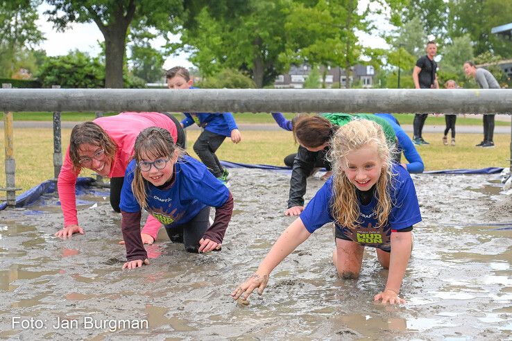 In beeld: Zwolse MudRun opnieuw modderig spektakel, maar buien blijven dit keer beperkt