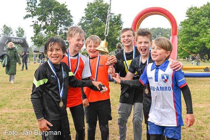In beeld: Zwolse MudRun opnieuw modderig spektakel, maar buien blijven dit keer beperkt