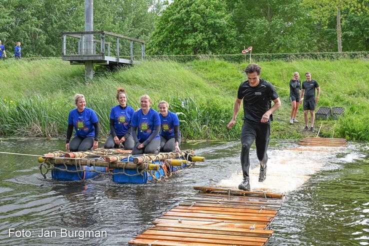 In beeld: Zwolse MudRun opnieuw modderig spektakel, maar buien blijven dit keer beperkt