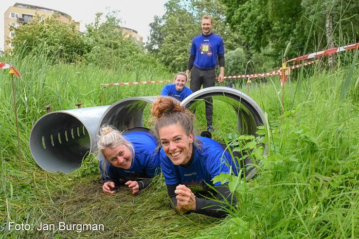 In beeld: Zwolse MudRun opnieuw modderig spektakel, maar buien blijven dit keer beperkt