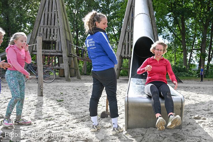 In beeld: Zwolse MudRun opnieuw modderig spektakel, maar buien blijven dit keer beperkt