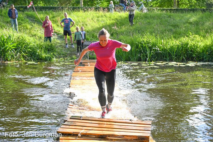 In beeld: Zwolse MudRun opnieuw modderig spektakel, maar buien blijven dit keer beperkt