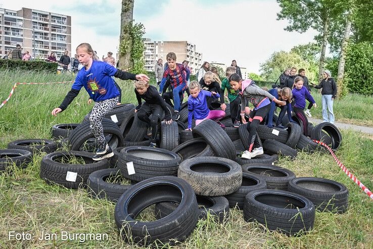 In beeld: Zwolse MudRun opnieuw modderig spektakel, maar buien blijven dit keer beperkt