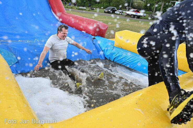 In beeld: Zwolse MudRun opnieuw modderig spektakel, maar buien blijven dit keer beperkt