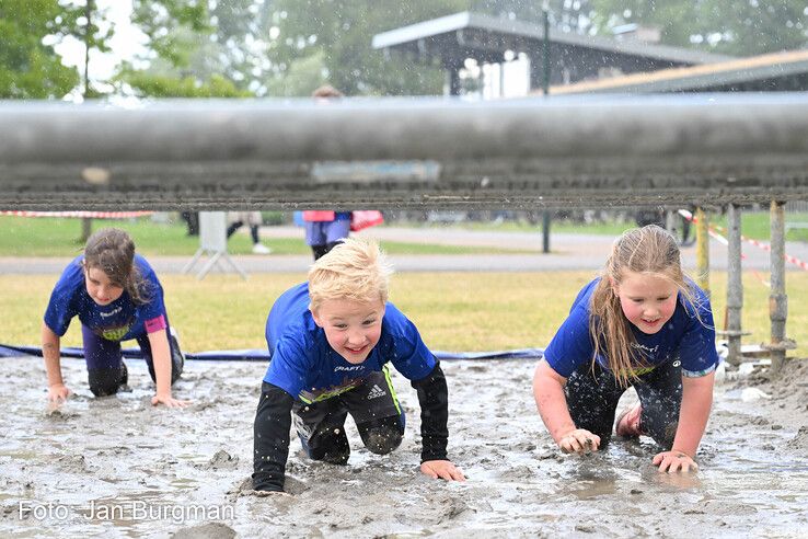 In beeld: Zwolse MudRun opnieuw modderig spektakel, maar buien blijven dit keer beperkt