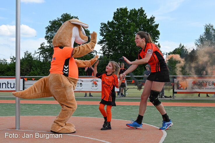 In beeld: Oranje Zwart promoveert en trakteert trainer op warm bad