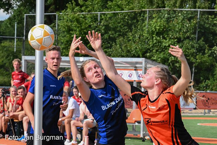 In beeld: Oranje Zwart promoveert en trakteert trainer op warm bad