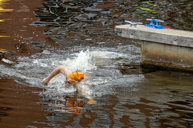 In beeld: Sven Klink en Laura Oosterbroek winnen City Swim in hartje Zwolle