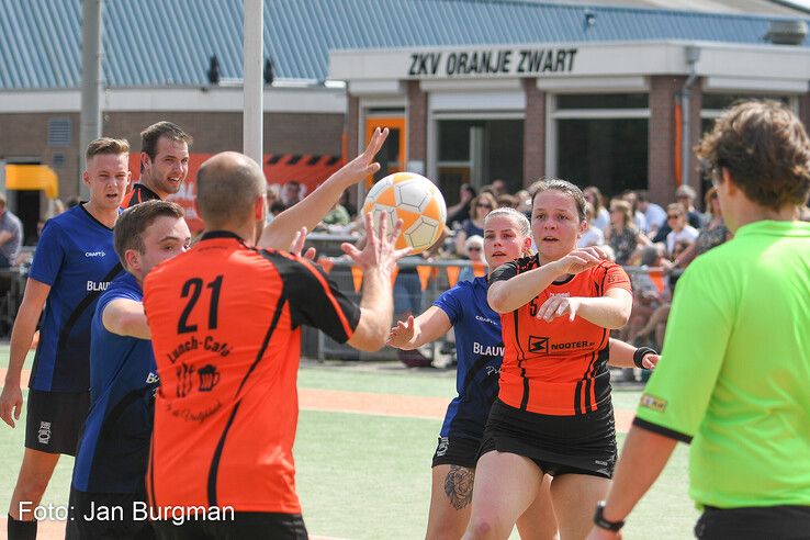 In beeld: Oranje Zwart promoveert en trakteert trainer op warm bad