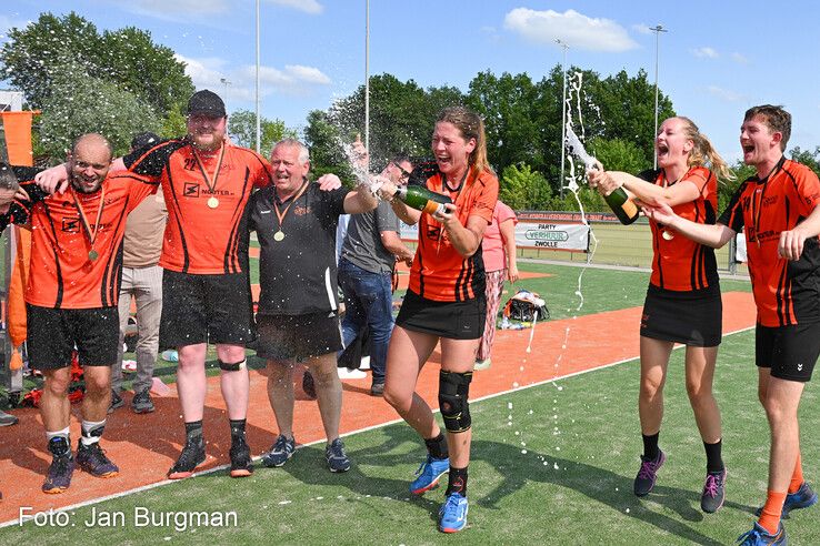 In beeld: Oranje Zwart promoveert en trakteert trainer op warm bad
