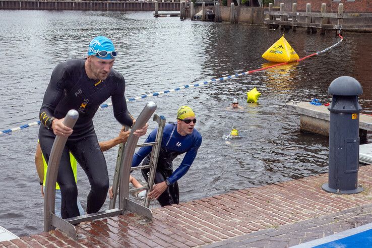 In beeld: Sven Klink en Laura Oosterbroek winnen City Swim in hartje Zwolle