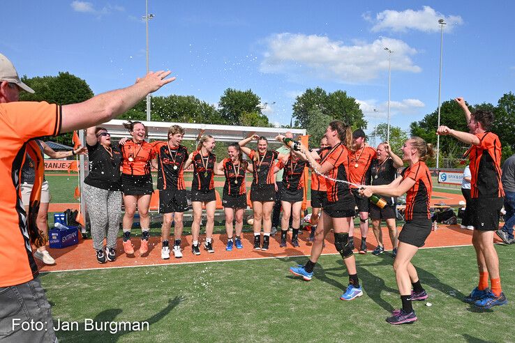 In beeld: Oranje Zwart promoveert en trakteert trainer op warm bad