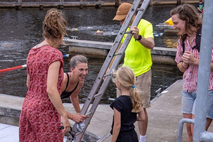 In beeld: Sven Klink en Laura Oosterbroek winnen City Swim in hartje Zwolle