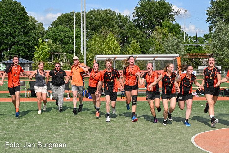 In beeld: Oranje Zwart promoveert en trakteert trainer op warm bad