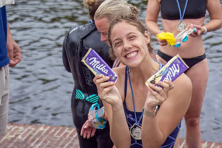 In beeld: Sven Klink en Laura Oosterbroek winnen City Swim in hartje Zwolle