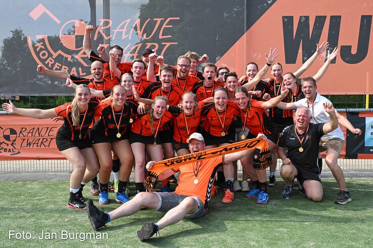 In beeld: Oranje Zwart promoveert en trakteert trainer op warm bad