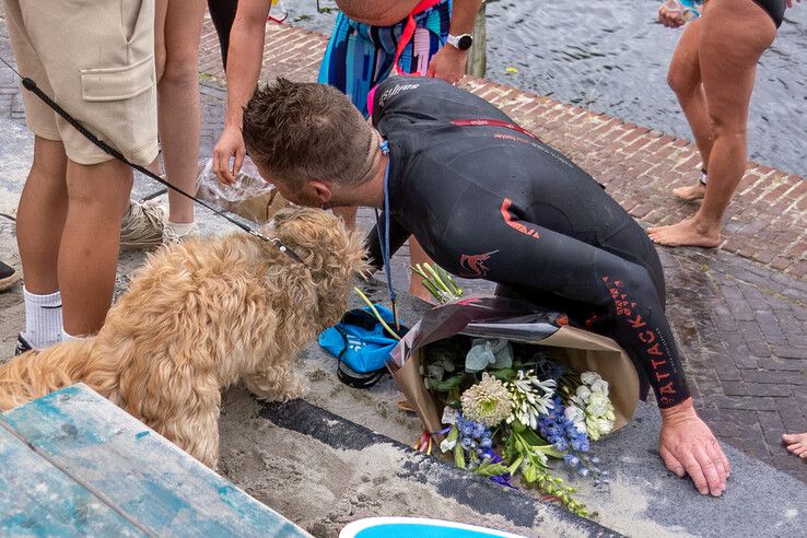 In beeld: Sven Klink en Laura Oosterbroek winnen City Swim in hartje Zwolle