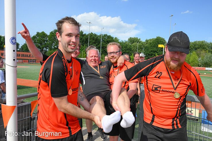 In beeld: Oranje Zwart promoveert en trakteert trainer op warm bad