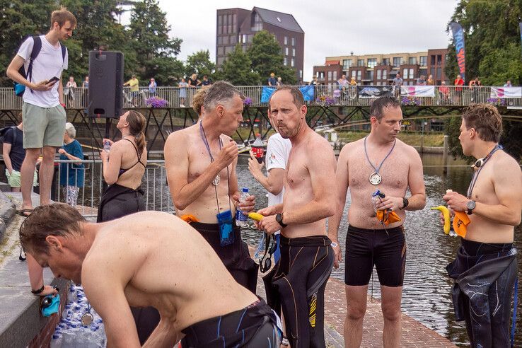 In beeld: Sven Klink en Laura Oosterbroek winnen City Swim in hartje Zwolle
