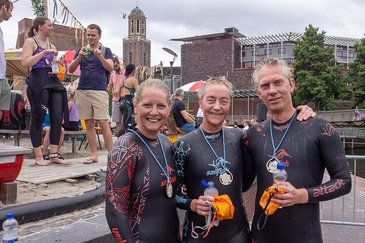 In beeld: Sven Klink en Laura Oosterbroek winnen City Swim in hartje Zwolle