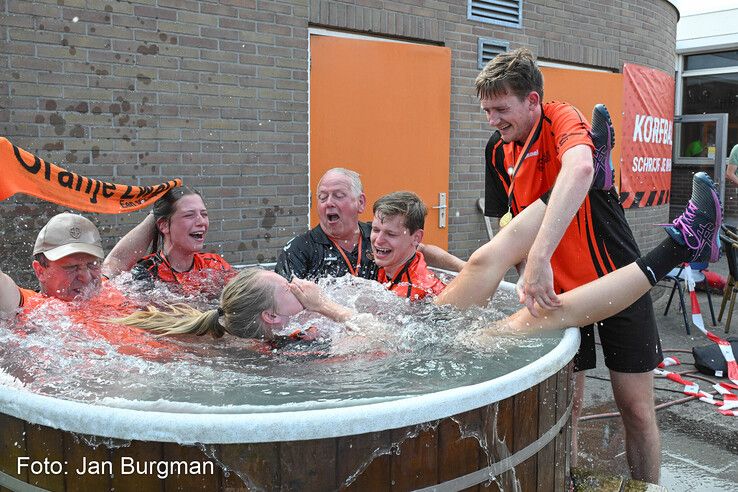 In beeld: Oranje Zwart promoveert en trakteert trainer op warm bad