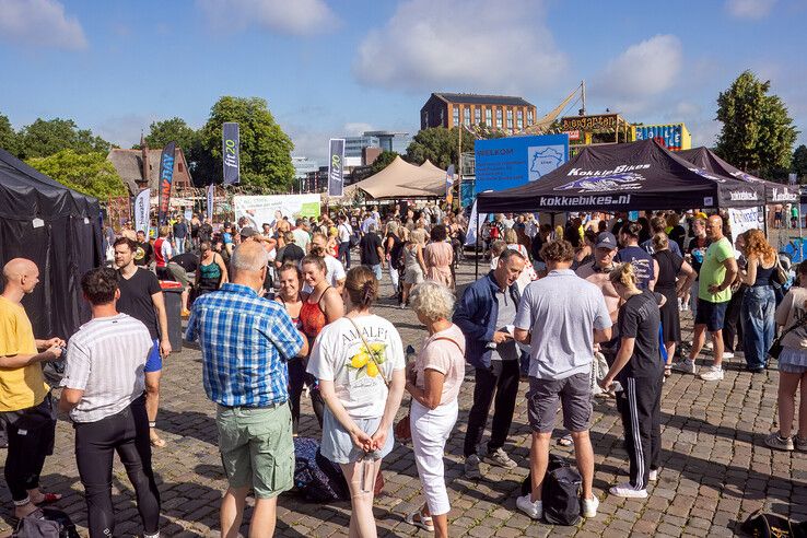 In beeld: Sven Klink en Laura Oosterbroek winnen City Swim in hartje Zwolle
