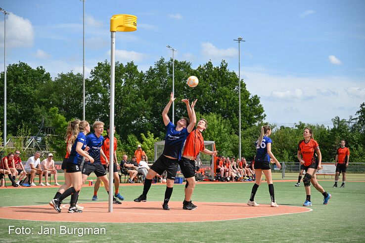 In beeld: Oranje Zwart promoveert en trakteert trainer op warm bad