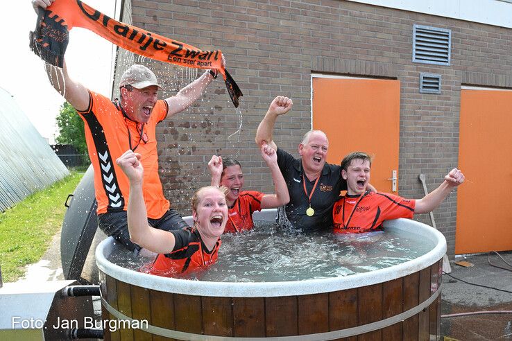In beeld: Oranje Zwart promoveert en trakteert trainer op warm bad