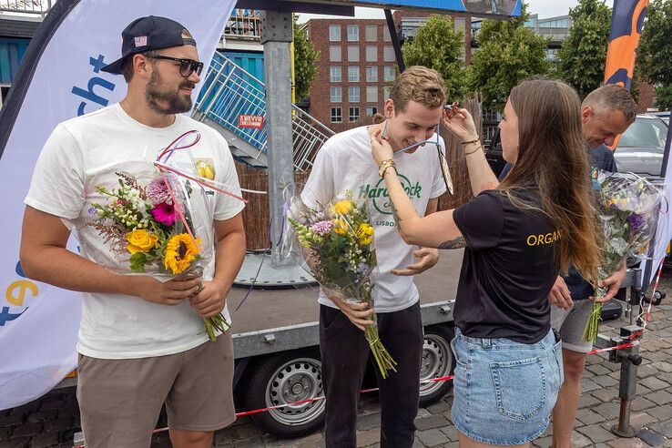 In beeld: Sven Klink en Laura Oosterbroek winnen City Swim in hartje Zwolle