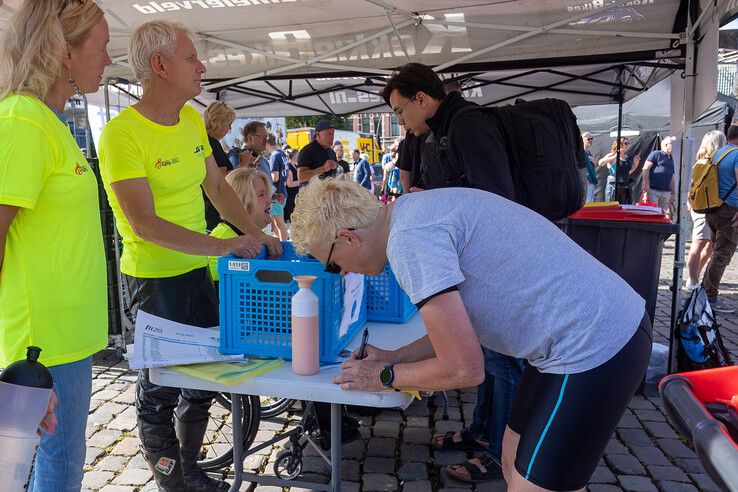 In beeld: Sven Klink en Laura Oosterbroek winnen City Swim in hartje Zwolle