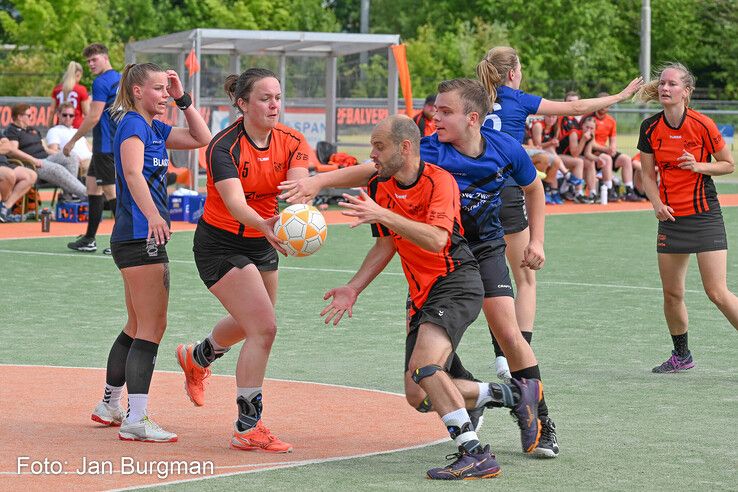 In beeld: Oranje Zwart promoveert en trakteert trainer op warm bad