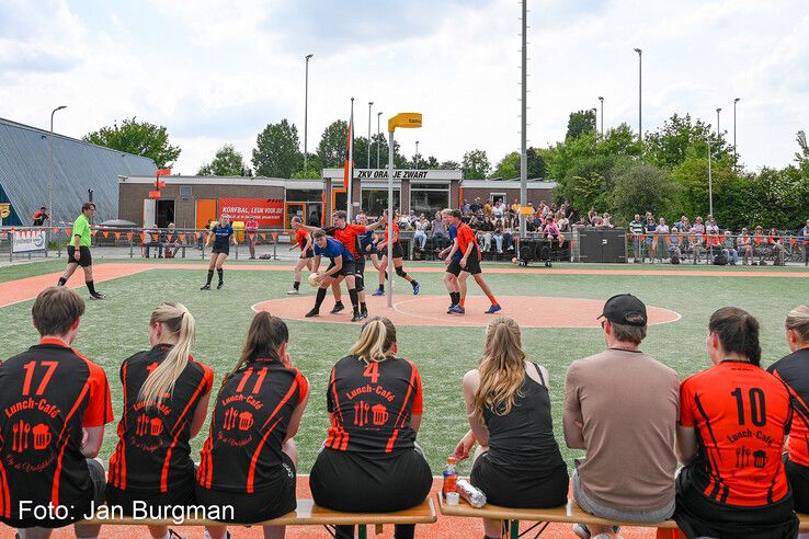 In beeld: Oranje Zwart promoveert en trakteert trainer op warm bad