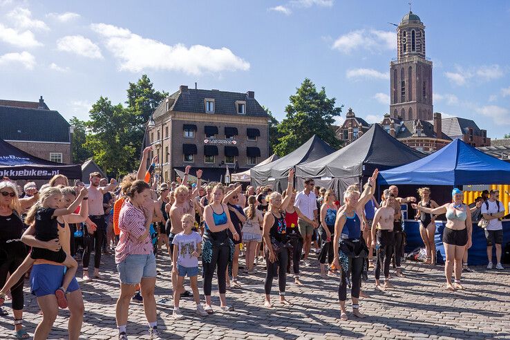 In beeld: Sven Klink en Laura Oosterbroek winnen City Swim in hartje Zwolle