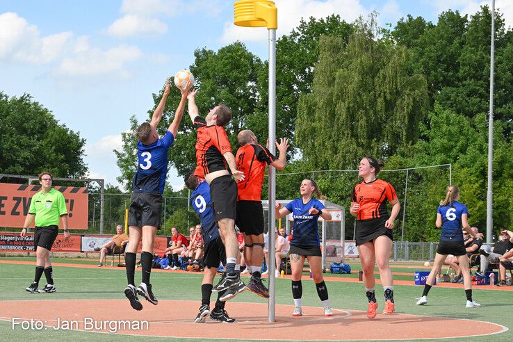 In beeld: Oranje Zwart promoveert en trakteert trainer op warm bad