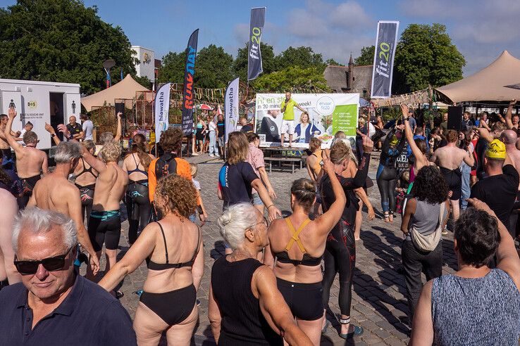 In beeld: Sven Klink en Laura Oosterbroek winnen City Swim in hartje Zwolle