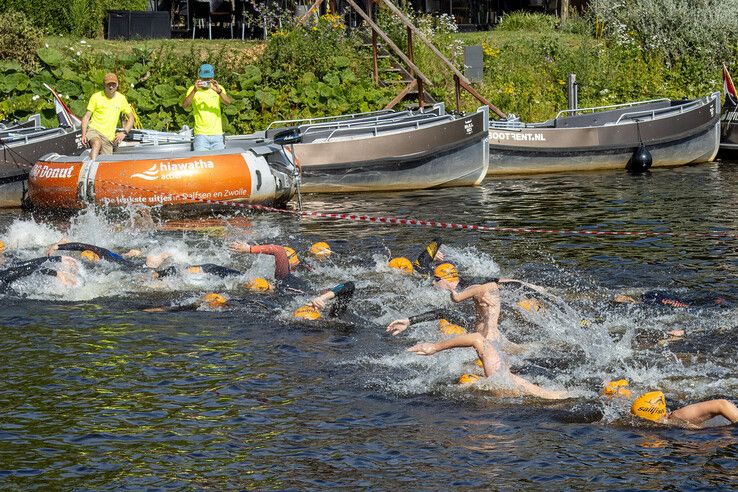 In beeld: Sven Klink en Laura Oosterbroek winnen City Swim in hartje Zwolle