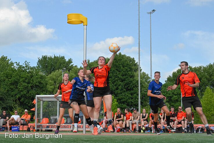 In beeld: Oranje Zwart promoveert en trakteert trainer op warm bad