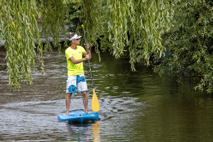 In beeld: Sven Klink en Laura Oosterbroek winnen City Swim in hartje Zwolle