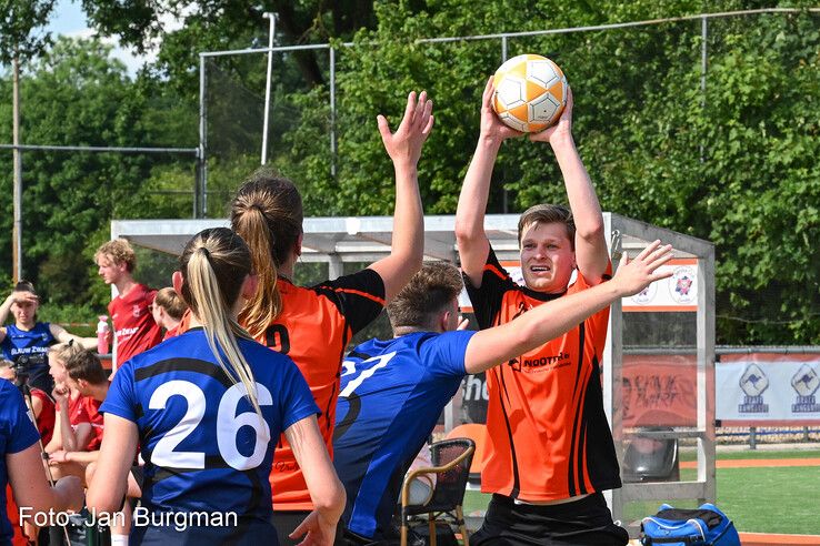 In beeld: Oranje Zwart promoveert en trakteert trainer op warm bad