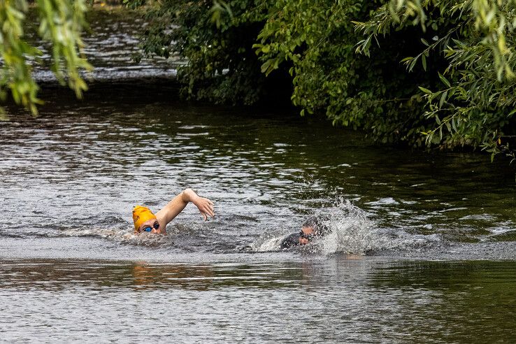 In beeld: Sven Klink en Laura Oosterbroek winnen City Swim in hartje Zwolle