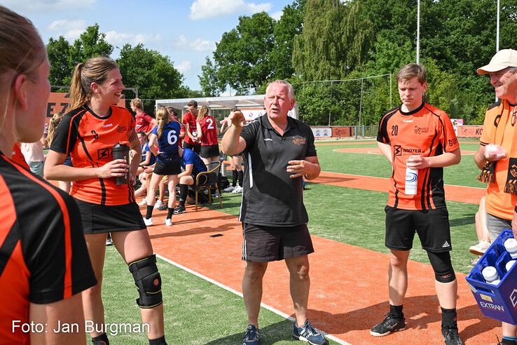 In beeld: Oranje Zwart promoveert en trakteert trainer op warm bad