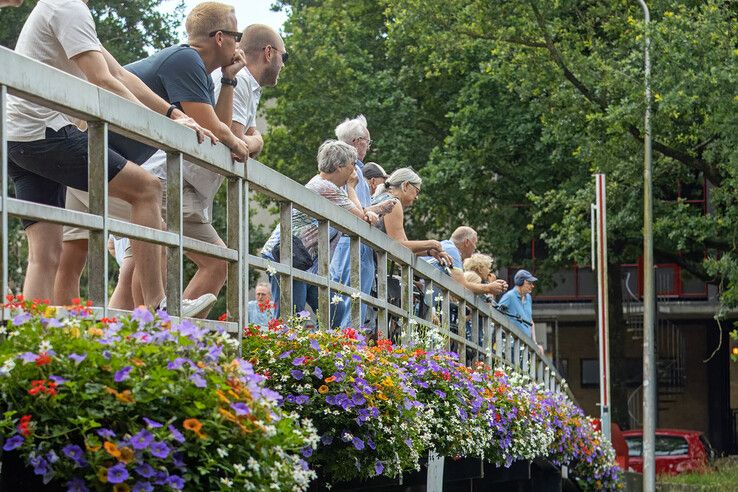 In beeld: Sven Klink en Laura Oosterbroek winnen City Swim in hartje Zwolle