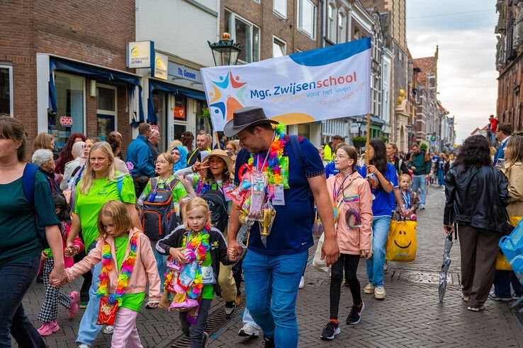 In beeld: Avondvierdaagse Kampen feestelijk afgesloten met defilé, Zwolle volgt vanavond