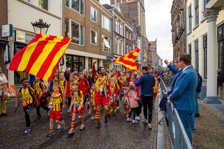 In beeld: Avondvierdaagse Kampen feestelijk afgesloten met defilé, Zwolle volgt vanavond