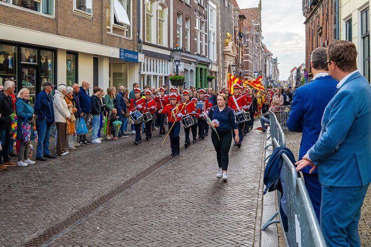In beeld: Avondvierdaagse Kampen feestelijk afgesloten met defilé, Zwolle volgt vanavond