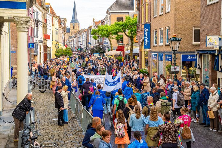 In beeld: Avondvierdaagse Kampen feestelijk afgesloten met defilé, Zwolle volgt vanavond