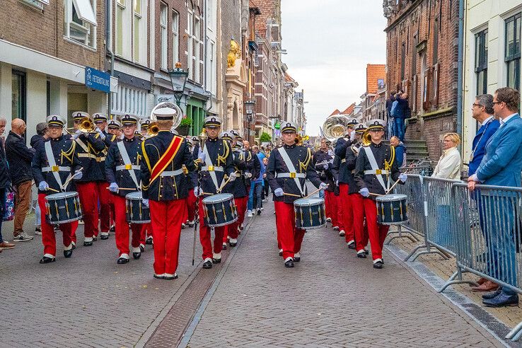 In beeld: Avondvierdaagse Kampen feestelijk afgesloten met defilé, Zwolle volgt vanavond