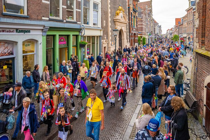 In beeld: Avondvierdaagse Kampen feestelijk afgesloten met defilé, Zwolle volgt vanavond