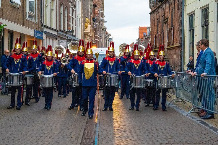 In beeld: Avondvierdaagse Kampen feestelijk afgesloten met defilé, Zwolle volgt vanavond