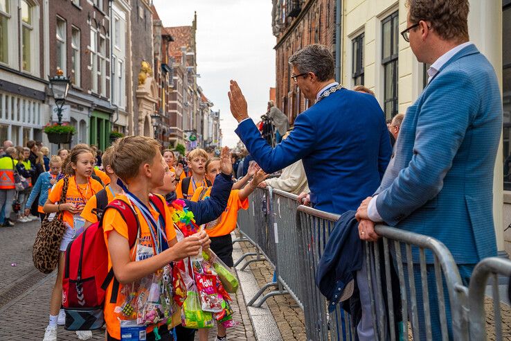 In beeld: Avondvierdaagse Kampen feestelijk afgesloten met defilé, Zwolle volgt vanavond